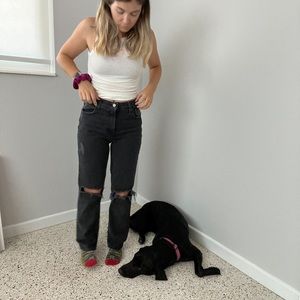 The 90’s straight ultra high rise Abercrombie jeans in black with ripped knees